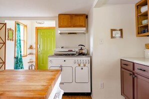 Coffee/tea maker, fridge, stovetop