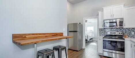 電子レンジ、コンロ、キッチンカウンター