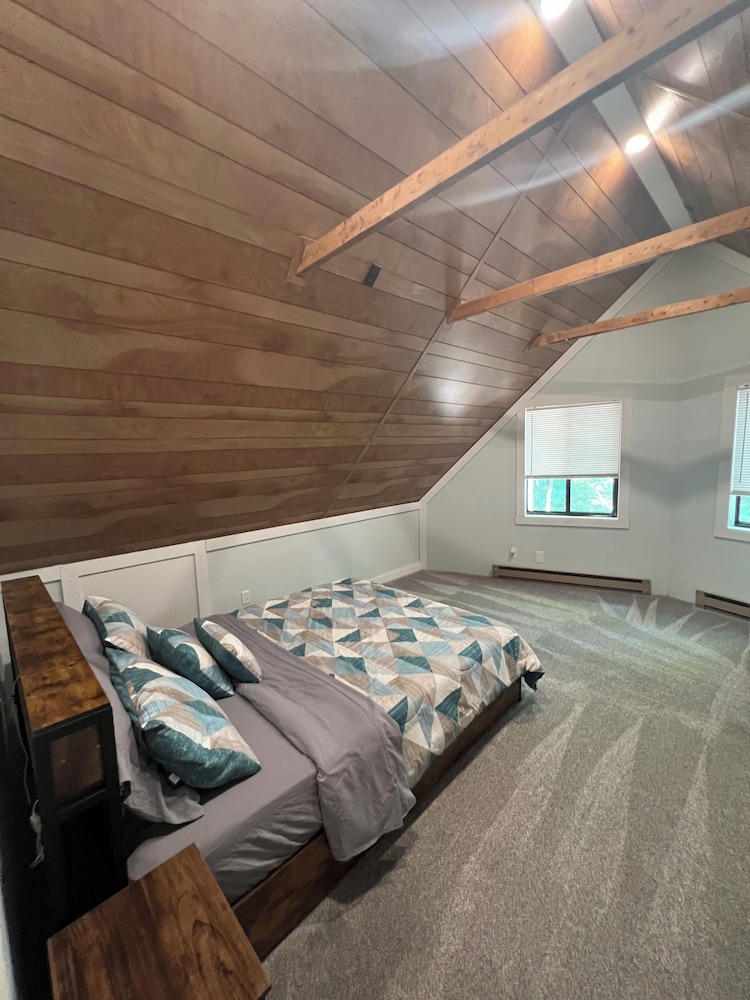 Lake Wallenpaupack Family Chalet with Lake Views and Boat Slip Lake