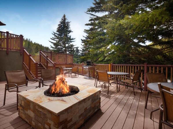 Outdoor dining - Marriott's stream side Evergreen Resort in Vail. CO. (Vail)