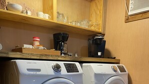 Twee witte Samsung voorladers in een keuken met houten planken erboven.