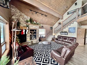 Smart TV, chimenea y libros 