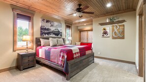 4 bedrooms, desk, travel cot, free WiFi