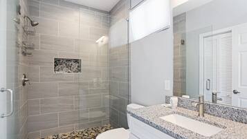 Rumah, Beberapa Tempat Tidur (Sunny Beach Retreat B) | Kamar mandi