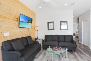 Casa, varias camas (Sunny Beach Retreat B) | Zona de estar