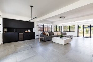 TV, videogiochi, lettore DVD, tavolo da ping pong