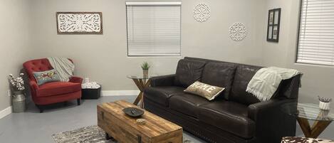 Een smart-tv en boeken