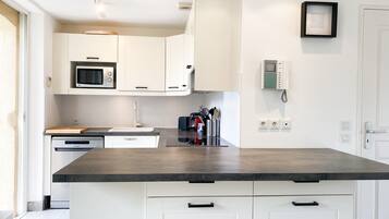 Een koelkast, een microgolfoven, een oven, een kookplaat