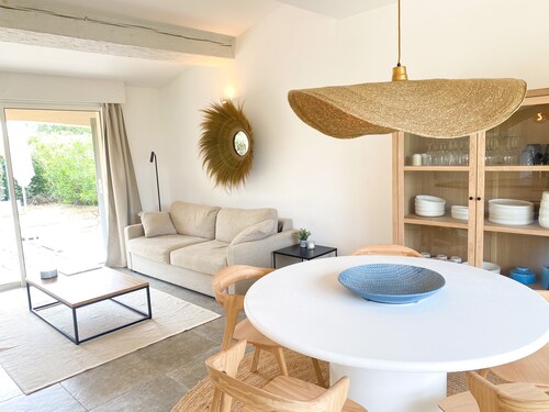 Grimaud house in condominium with pool and 2 parking spaces between village and beaches