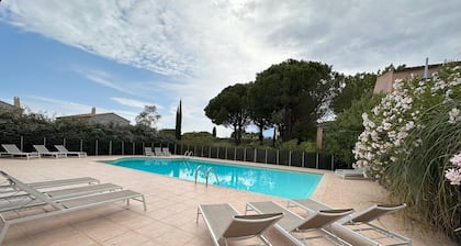 Maison Grimaud dans copropriété av piscine et 2 parkings entre village et plages