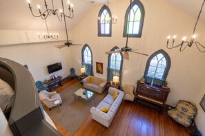 TV, DVD player, books, video library - The Downtown Abbey- The Great Hall (San Marcos)