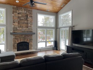 TV connectée, cheminée, lecteur de DVD