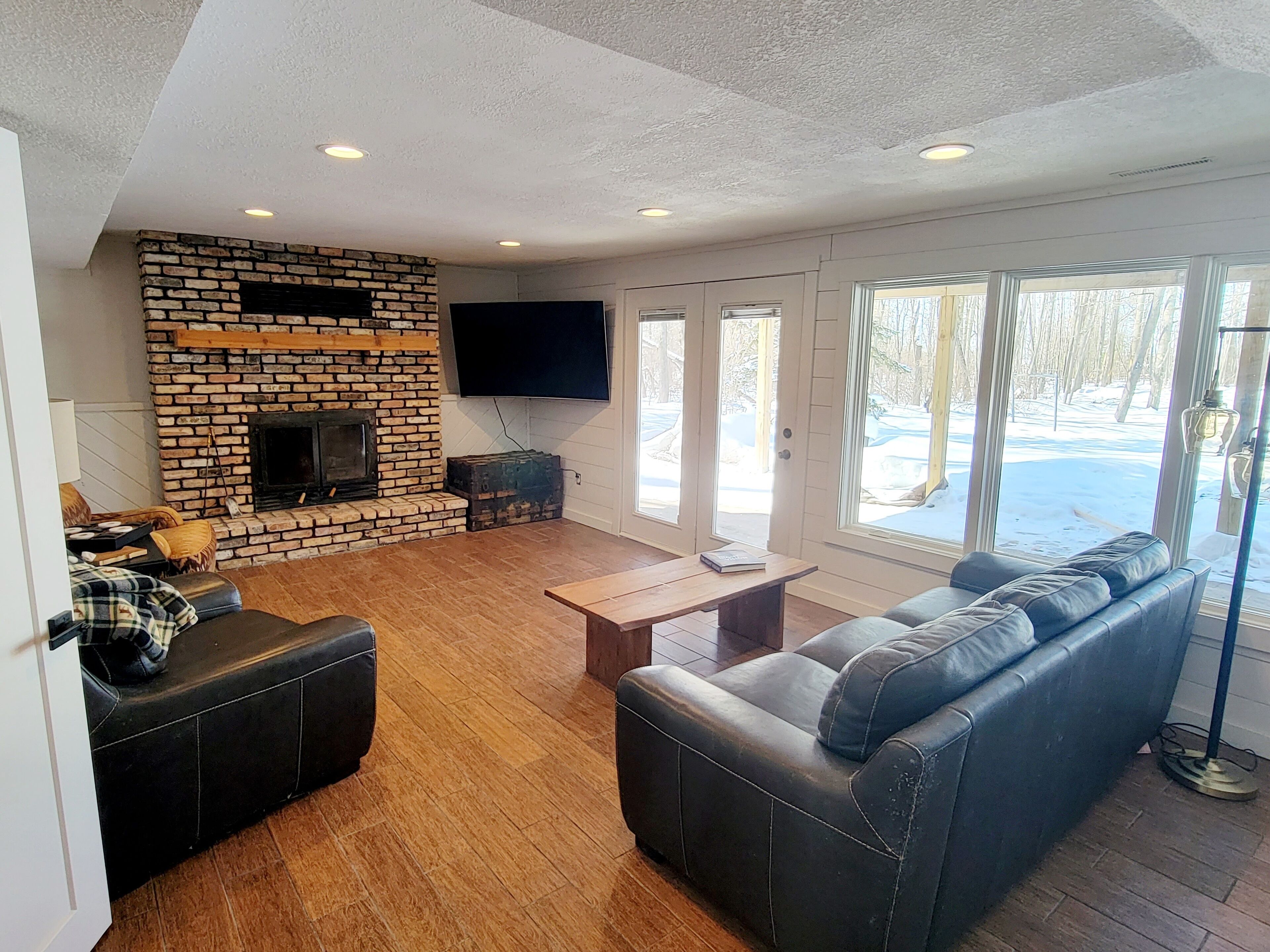 Smart TV, chimenea, videojuegos y futbolito 