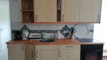 Geladeira, cooktop, cafeteira/chaleira, chaleira elétrica