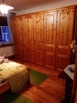 2 dormitorios, cuna de viaje, wifi gratis y ropa de cama