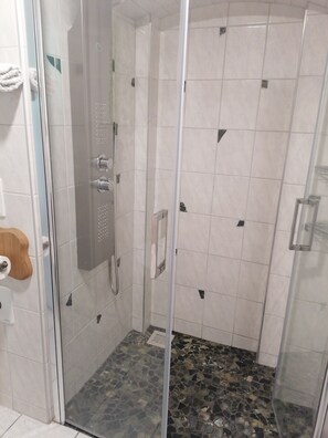 Ducha, secador de pelo, toallas y jabón