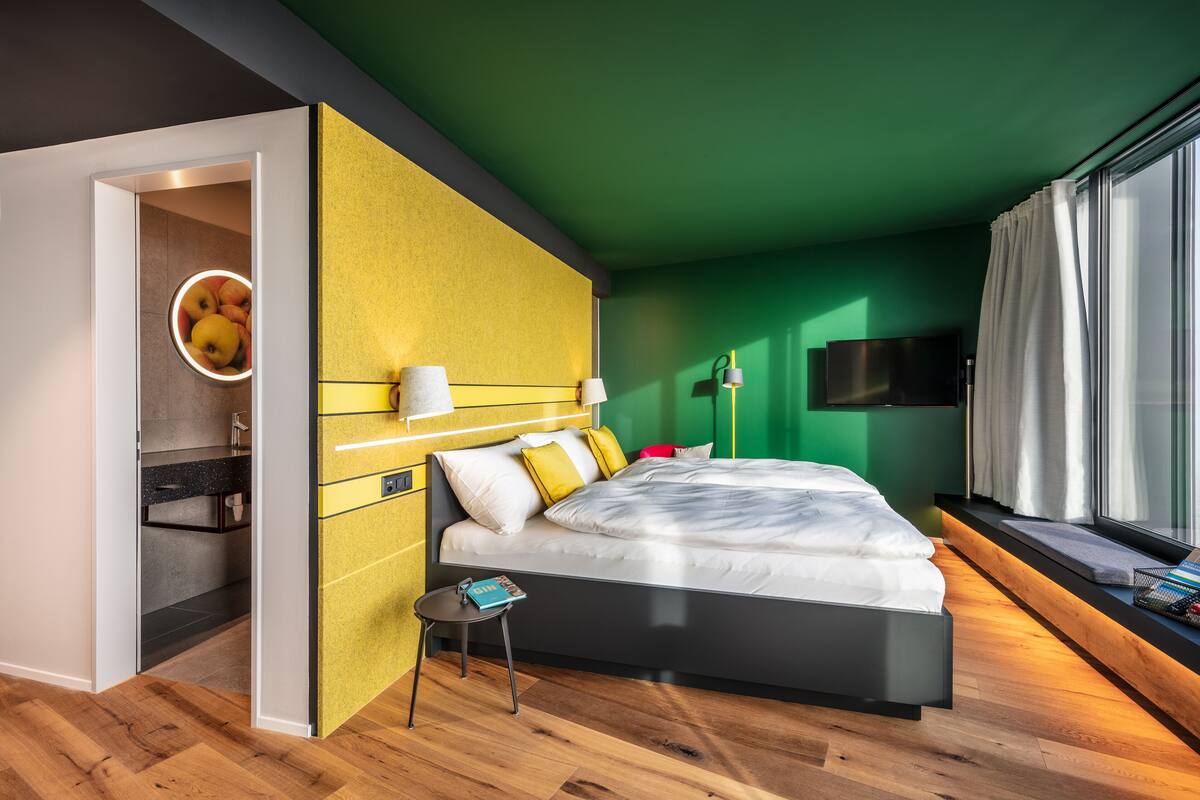 Kamar Double Premium, 1 Tempat Tidur King, Bebas Asap Rokok, pemandangan gunung | Seprai premium, selimut bulu angsa, brankas, dan meja kerja