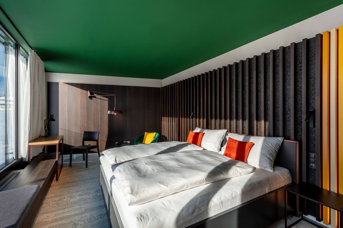 Kamar Double Premium, 1 Tempat Tidur King, Bebas Asap Rokok, pemandangan gunung | Seprai premium, selimut bulu angsa, brankas, dan meja kerja