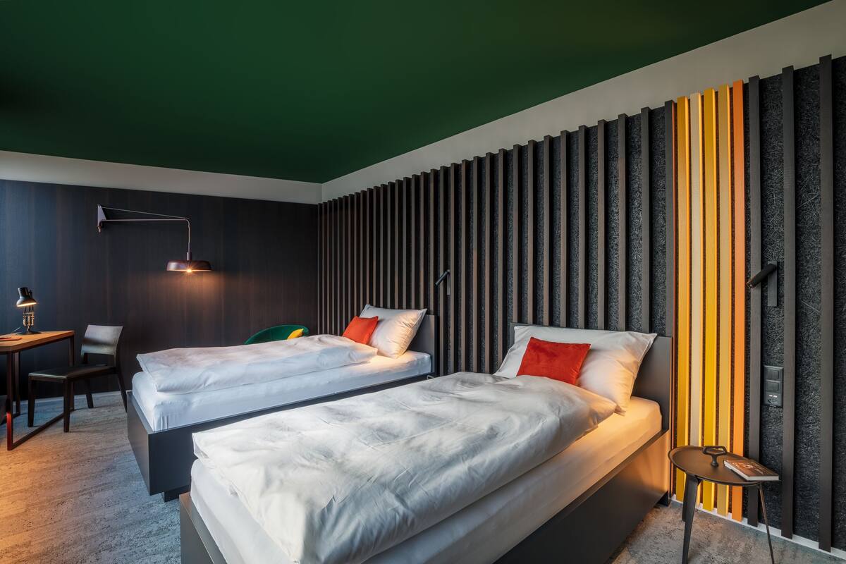 Kamar Twin Premium, Bebas Asap Rokok, pemandangan gunung | Seprai premium, selimut bulu angsa, brankas, dan meja kerja