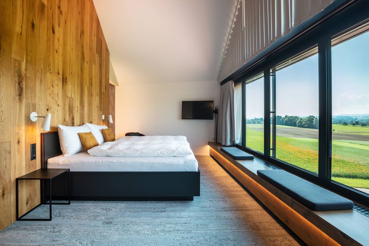 Kamar Double Premium, Bebas Asap Rokok, pemandangan gunung | Seprai premium, selimut bulu angsa, brankas, dan meja kerja
