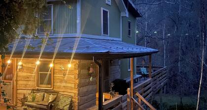 Magical Log Cabin, streams in private yard, 4 bedrooms, pet friendly, WiFi