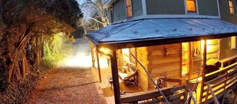 Magical Log Cabin, streams in private yard, 4 bedrooms, pet friendly, WiFi