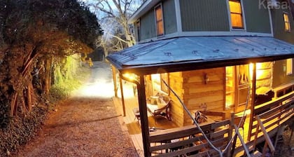 Magical Log Cabin, streams in private yard, 4 bedrooms, pet friendly, WiFi