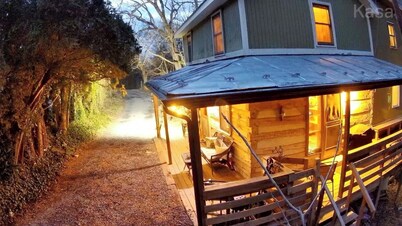 Magical Log Cabin, streams in private yard, 4 bedrooms, pet friendly, WiFi