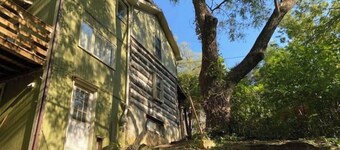 Magical Log Cabin, streams in private yard, 4 bedrooms, pet friendly, WiFi