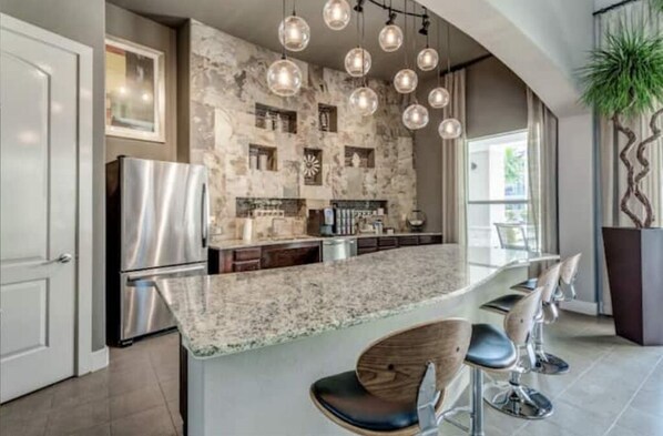 Fridge, microwave, oven, stovetop - Comfy Boho Suite- 15min from IAH-SEASON DISCOUNT (Humble)