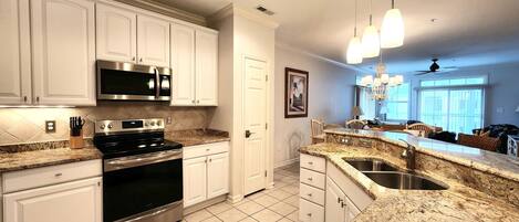 Refrigerador, microondas, horno y parrilla de estufa