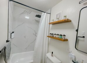 Secadora de cabello, toallas, jabón, shampoo 