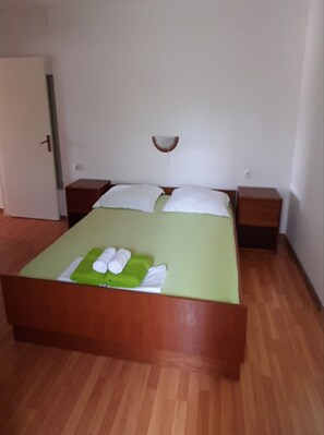 1 soverom, strykejern/-brett, internettilgang og sengetøy