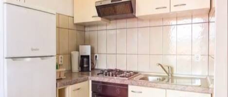 ثلاجة، فرن، موقد طهي مسطح، ماكينة لصنع القهوة/الشاي