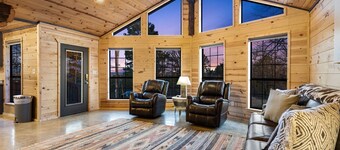 New hot tub, beautiful views, secluded and quiet 