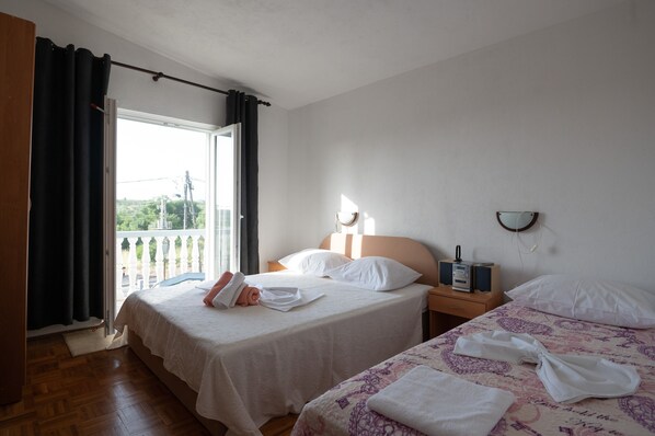 1 dormitorio, tabla de planchar con plancha, Internet y ropa de cama