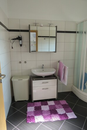 Shower, hair dryer, towels - Klara's one bedroom apartment with balcony- purple (Bibinje)