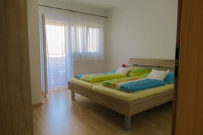 1 bedroom, WiFi, bed sheets - Klara's one bedroom apartment with balcony- purple (Bibinje)