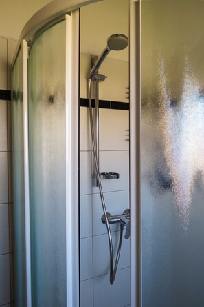 Shower, hair dryer, towels, toilet paper - Klara's one bedroom apartment with balcony- red (Bibinje)