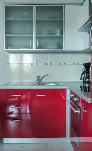 ثلاجة، فرن، موقد طهي مسطح، ماكينة لصنع القهوة/الشاي