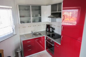 Réfrigérateur, four, plaque de cuisson, cafetière/bouilloire