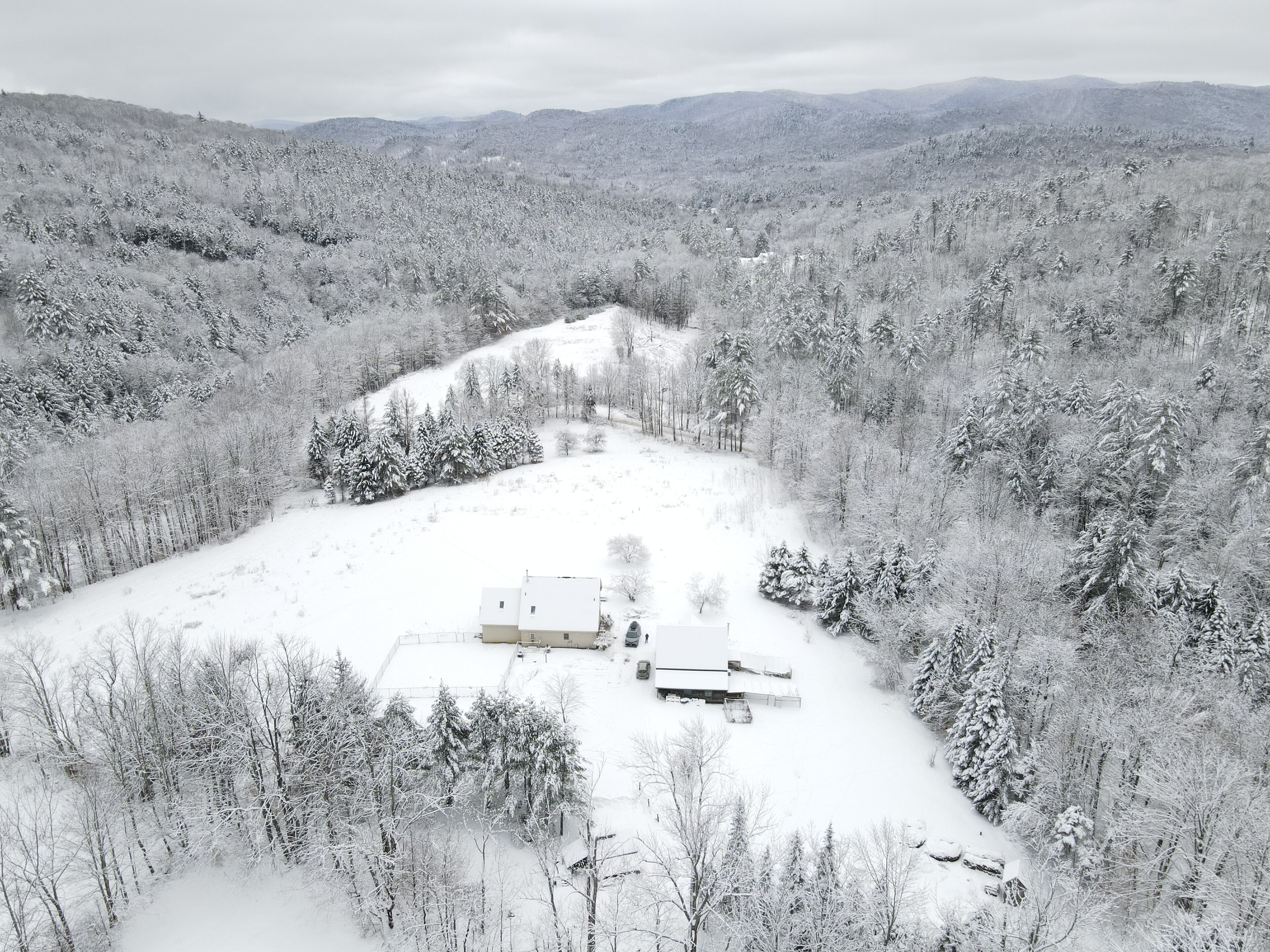 Farmhouse w/ mountain views close to skiing. Includes outdoor sauna EV CHRGR