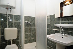 Shower, hair dryer, towels - Apartments Crljić - Studio Two-Bedroom Apartment with Balcony (Vodice)