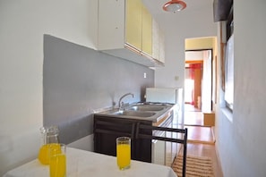 Fridge, stovetop, coffee/tea maker, toaster