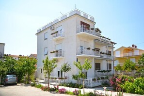Exterior - Apartments Crljić - Studio Two-Bedroom Apartment with Balcony (Vodice)