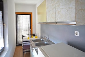 Fridge, stovetop, coffee/tea maker, toaster