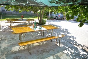 Outdoor dining - Apartments Crljić - Studio Two-Bedroom Apartment with Balcony (Vodice)