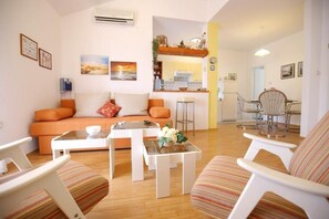 Flat-screen TV - Apartment Zrinka - Two-Bedroom Apartment with Balcony and Sea View (Ist)