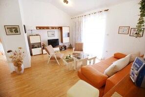Flat-screen TV - Apartment Zrinka - Two-Bedroom Apartment with Balcony and Sea View (Ist)
