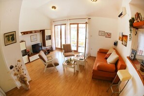 Flat-screen TV - Apartment Zrinka - Two-Bedroom Apartment with Balcony and Sea View (Ist)